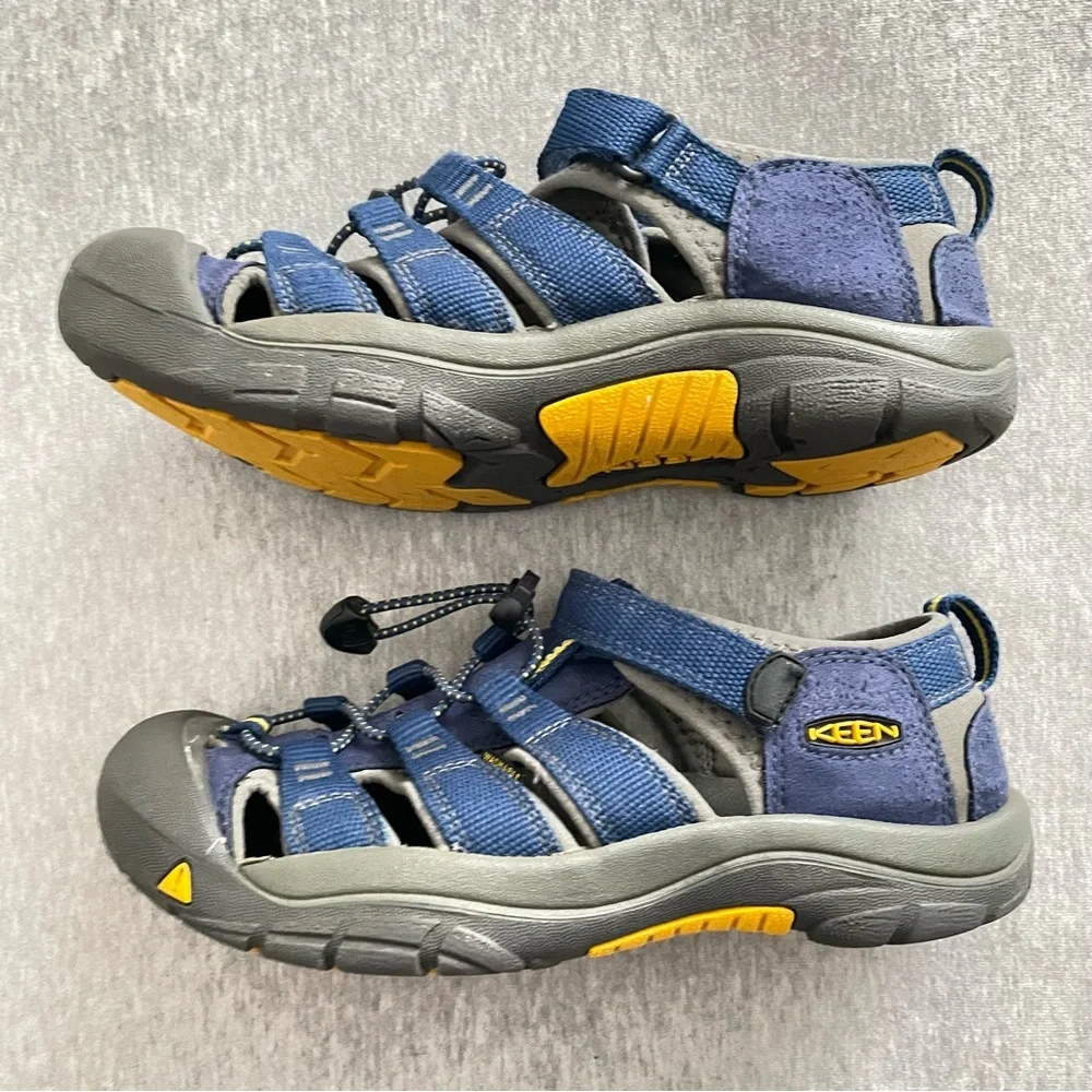 Keen Youth Size 4 Blue Newport H2 Closed Toe Washable Sandals Hook/Loop Closure